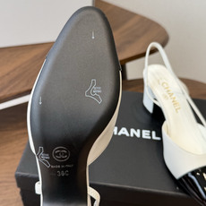 Chanel26ss夏季新款拼色尖头后空平底凉鞋 自带法式优雅的名媛气质,经典撞色鞋头设计,尖头线条柔和修长,后绊带结构 Chanel26ss夏季新款拼色尖头后空平底凉鞋 自带法式优雅的名媛气质,经典撞色鞋头设计,尖头线条柔和修长,后绊带结构