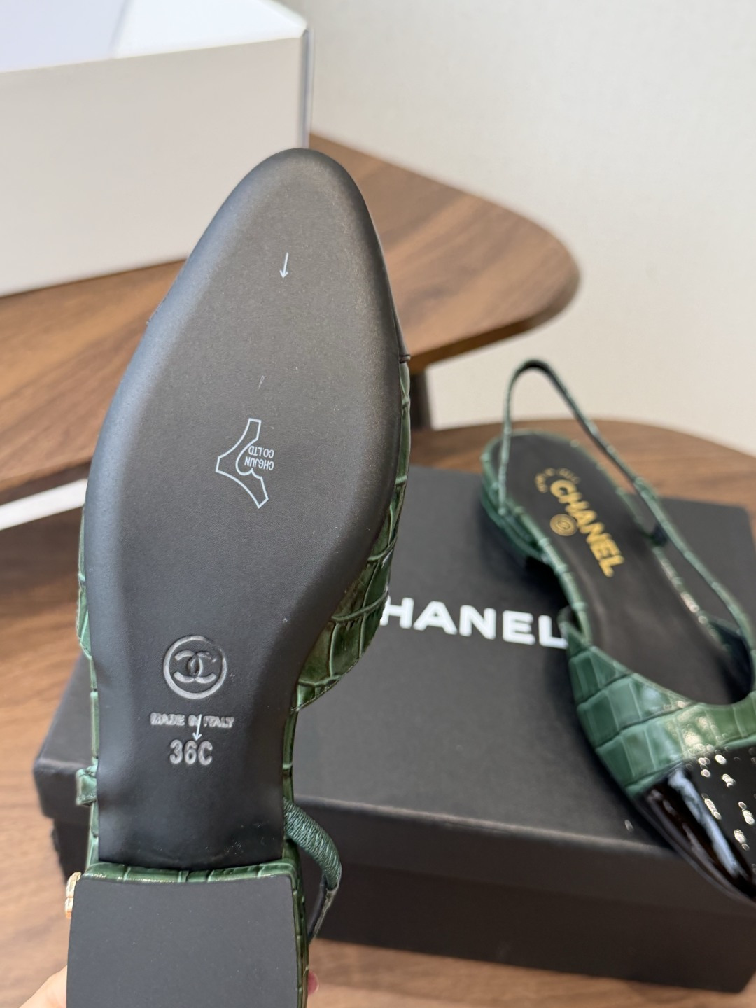 Chanel26ss夏季新款拼色尖头后空平底凉鞋 自带法式优雅的名媛气质，经典撞色鞋头设计，尖头线条柔和修长，后绊带结构