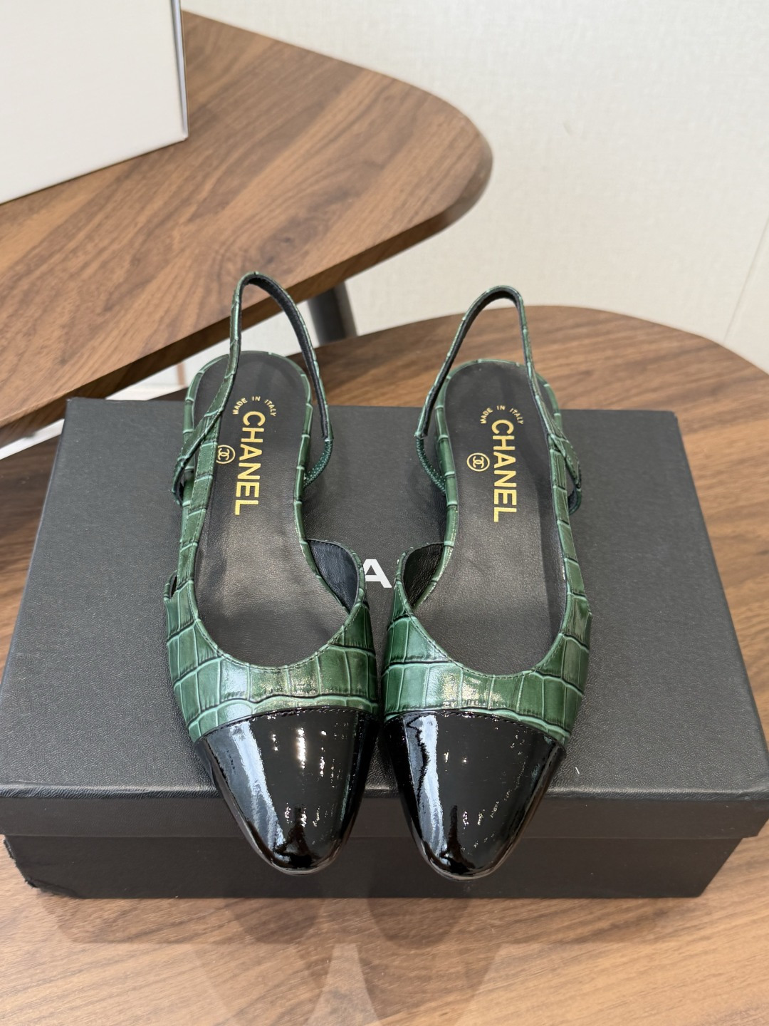 Chanel26ss夏季新款拼色尖头后空平底凉鞋 自带法式优雅的名媛气质,经典撞色鞋头设计,尖头线条柔和修长,后绊带结构 Chanel26ss夏季新款拼色尖头后空平底凉鞋 自带法式优雅的名媛气质,经典撞色鞋头设计,尖头线条柔和修长,后绊带结构