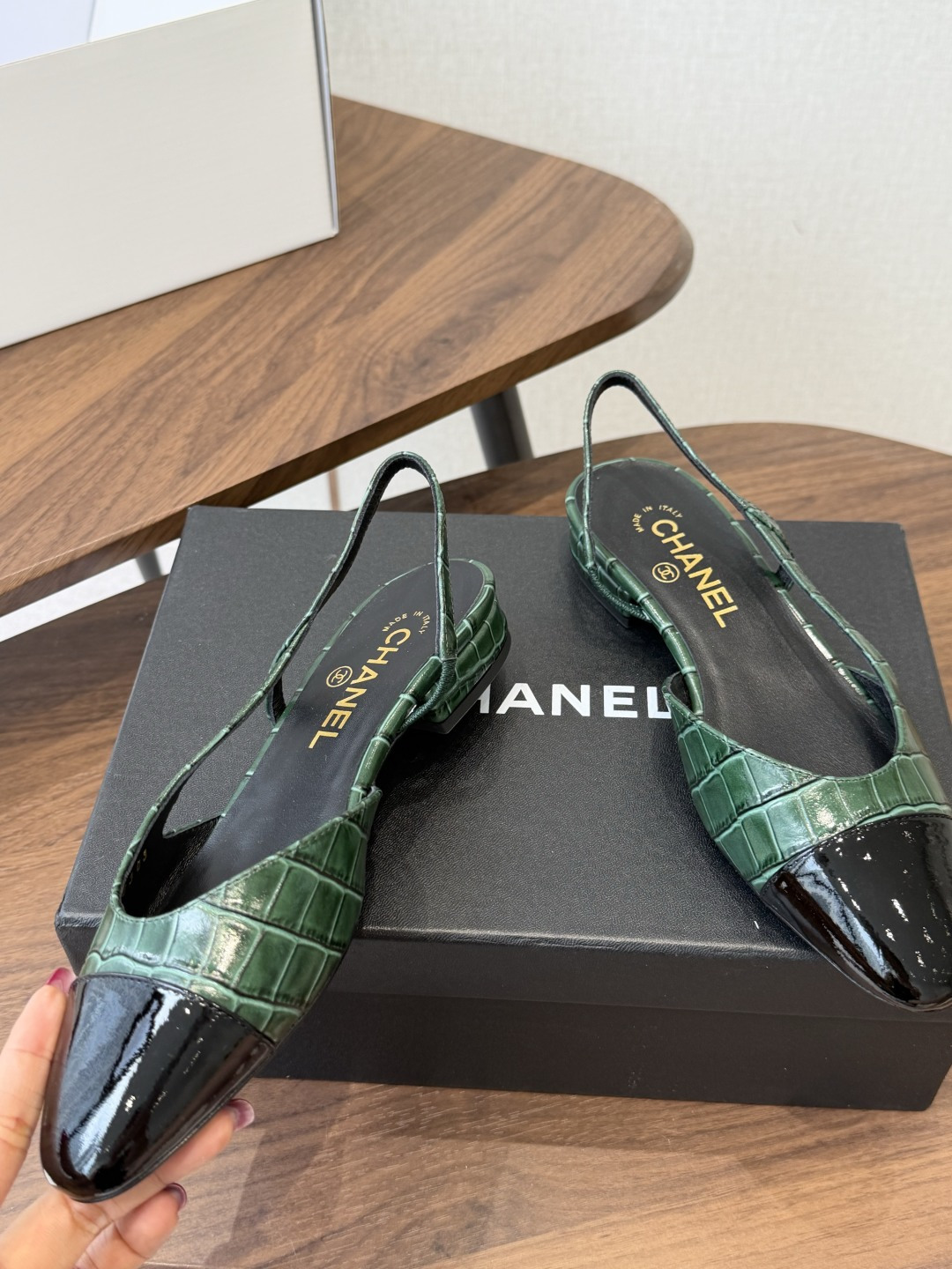 Chanel26ss夏季新款拼色尖头后空平底凉鞋 自带法式优雅的名媛气质，经典撞色鞋头设计，尖头线条柔和修长，后绊带结构