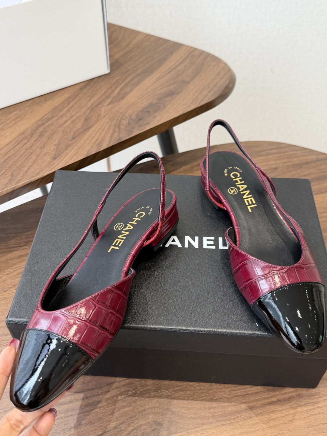 Chanel26ss夏季新款拼色尖头后空平底凉鞋 自带法式优雅的名媛气质，经典撞色鞋头设计，尖头线条柔和修长，后绊带结构