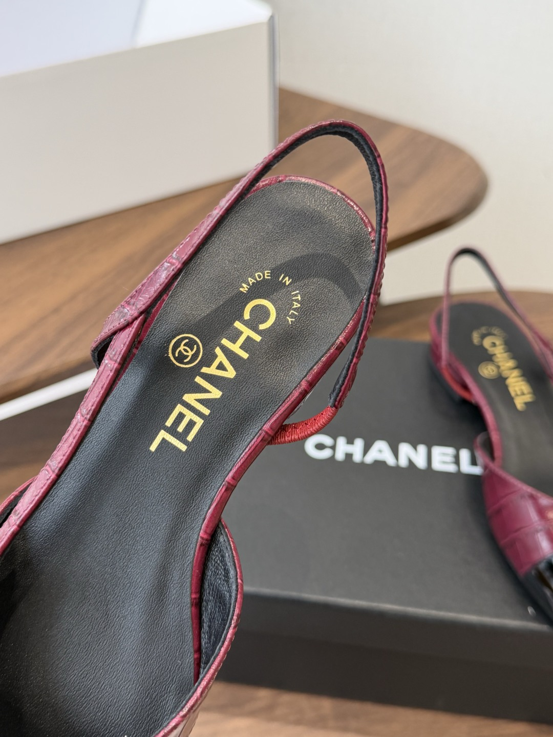 Chanel26ss夏季新款拼色尖头后空平底凉鞋 自带法式优雅的名媛气质，经典撞色鞋头设计，尖头线条柔和修长，后绊带结构