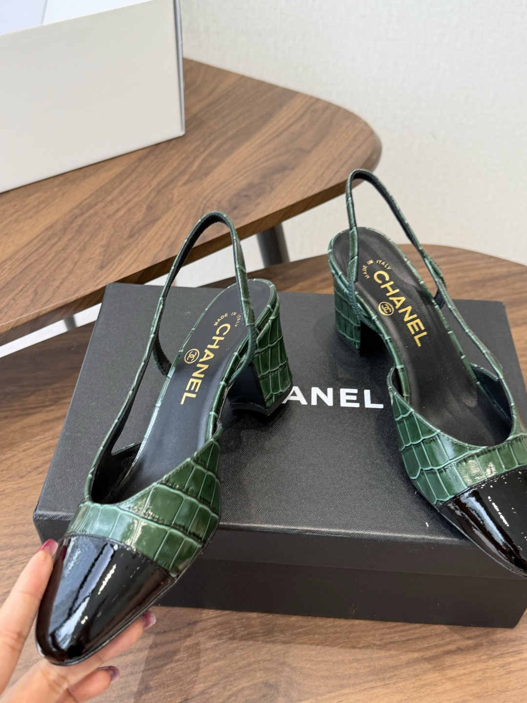 Chanel26ss夏季新款拼色尖头后空平底凉鞋 自带法式优雅的名媛气质，经典撞色鞋头设计，尖头线条柔和修长，后绊带结构