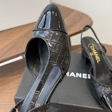 Chanel26ss夏季新款拼色尖头后空平底凉鞋 自带法式优雅的名媛气质,经典撞色鞋头设计,尖头线条柔和修长,后绊带结构 Chanel26ss夏季新款拼色尖头后空平底凉鞋 自带法式优雅的名媛气质,经典撞色鞋头设计,尖头线条柔和修长,后绊带结构