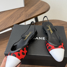 Chanel26ss夏季新款拼色尖头后空平底凉鞋 自带法式优雅的名媛气质,经典撞色鞋头设计,尖头线条柔和修长,后绊带结构 Chanel26ss夏季新款拼色尖头后空平底凉鞋 自带法式优雅的名媛气质,经典撞色鞋头设计,尖头线条柔和修长,后绊带结构