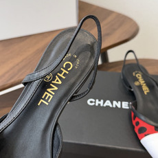 Chanel26ss夏季新款拼色尖头后空平底凉鞋 自带法式优雅的名媛气质,经典撞色鞋头设计,尖头线条柔和修长,后绊带结构 Chanel26ss夏季新款拼色尖头后空平底凉鞋 自带法式优雅的名媛气质,经典撞色鞋头设计,尖头线条柔和修长,后绊带结构
