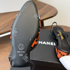 Chanel26ss夏季新款拼色尖头后空平底凉鞋 自带法式优雅的名媛气质,经典撞色鞋头设计,尖头线条柔和修长,后绊带结构 Chanel26ss夏季新款拼色尖头后空平底凉鞋 自带法式优雅的名媛气质,经典撞色鞋头设计,尖头线条柔和修长,后绊带结构
