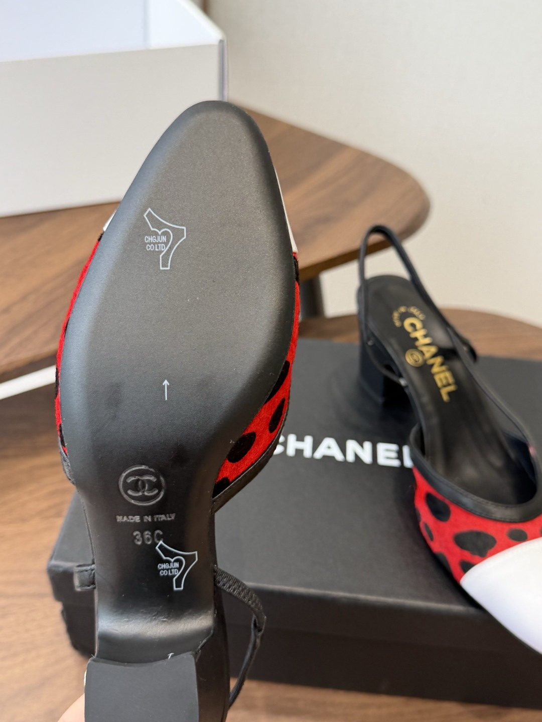 Chanel26ss夏季新款拼色尖头后空平底凉鞋 自带法式优雅的名媛气质，经典撞色鞋头设计，尖头线条柔和修长，后绊带结构