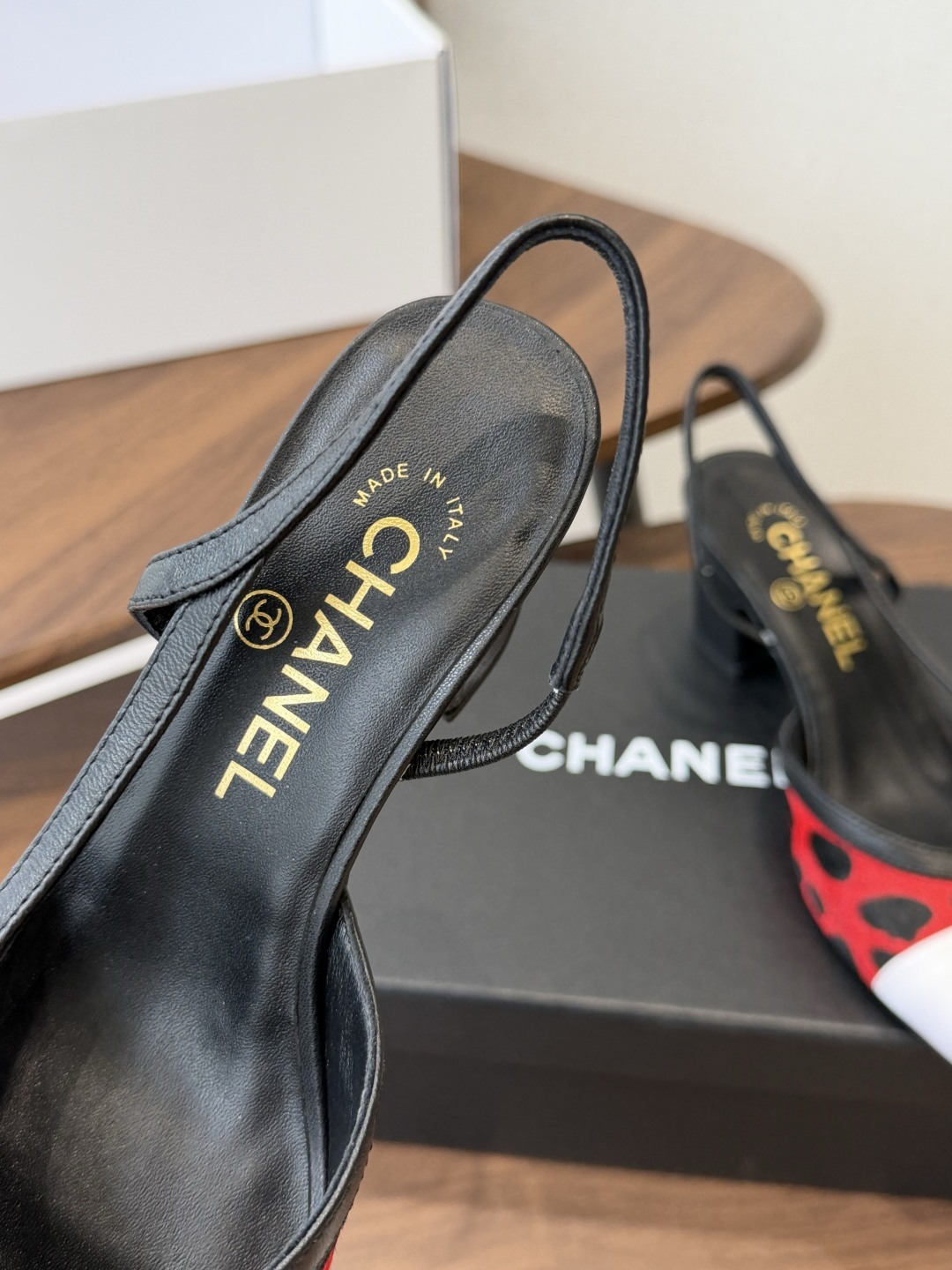 Chanel26ss夏季新款拼色尖头后空平底凉鞋 自带法式优雅的名媛气质，经典撞色鞋头设计，尖头线条柔和修长，后绊带结构
