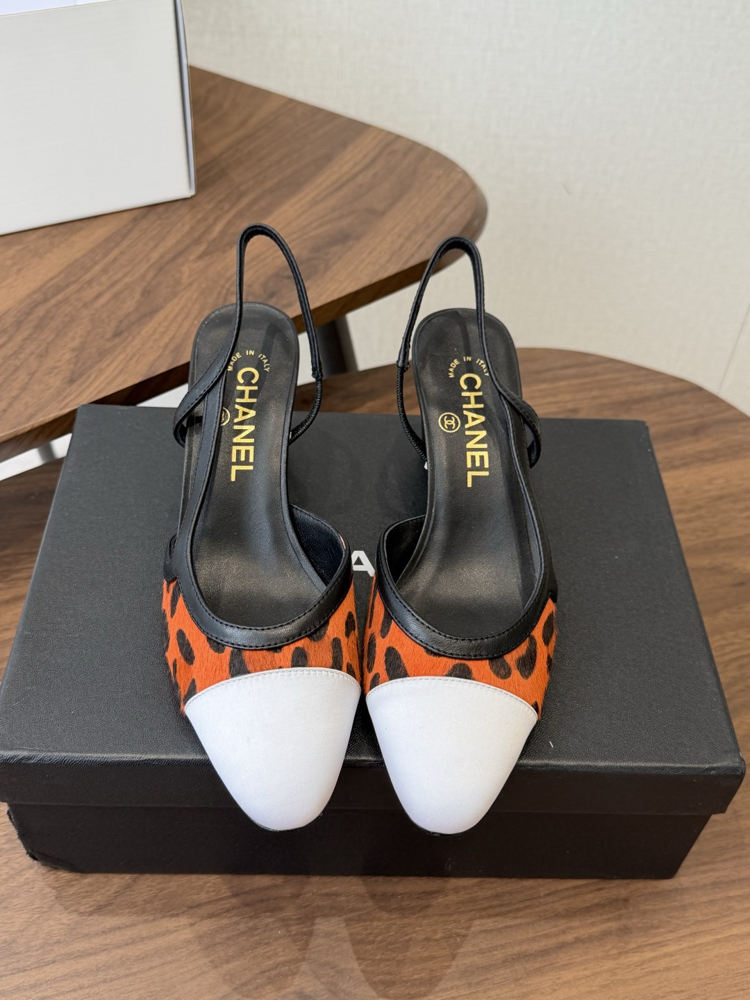 NO:923025,Chanel26ss new summer style color-blocked pointed-toe flat sandals with hollow backs have French elegance and aristocratic temperament, classic contrasting toe design, soft and slender pointed lines, simple and neat back strap structure, retro and exquisite, easily creating a gentle and elegant style.  The dressing scene covers a wide range. It can be worn with a suit skirt for workplace commuting, with a floral dress for a French romance, or with straight jeans for a simple and casual look. It can be easily used for daily work, tea dates, and short trips. Upper sheepskin/horse hair/stone grain cowhide, lining sheepskin, genuine leather outsole size 35-41 (customized sizes 40 and 41 are non-refundable), sandals, chanel, sandals, skirts, jeans, business  suit,cowhide,sheepskin,leather soles19860909Chanel26ss夏季新款拼色尖头后空平底凉鞋 自带法式优雅的名媛气质,经典撞色鞋头设计,尖头线条柔和修长,后绊带结构简约利落,复古又精致,轻松塑造温婉大气的穿搭格调. 穿搭场景覆盖面很广,搭配西装半身裙适配职场通勤,搭配碎花连衣裙尽显法式浪漫,搭配直筒牛仔裤简约休闲,日常上班、约会下午茶、短途出行都能轻松驾驭. 鞋面羊皮/马毛/石头纹牛皮 内里羊皮 大底真皮大底 size35-41码（40、41码定制不退换）,凉鞋,chanel,sandals,skirts,jeans,business suit,cowhide,sheepskin,Leather soles,Women's Shoes