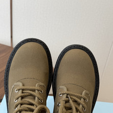 Prada普拉达 26ss 秋冬 复古帆布靴 时尚机车马丁靴,独到味道,人人都爱也轻松驾驭 每年都会爆.还有就是百搭经 Prada普拉达 26ss 秋冬 复古帆布靴 时尚机车马丁靴,独到味道,人人都爱也轻松驾驭 每年都会爆.还有就是百搭经