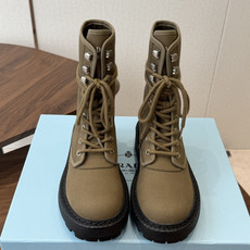 Prada普拉达 26ss 秋冬 复古帆布靴 时尚机车马丁靴,独到味道,人人都爱也轻松驾驭 每年都会爆.还有就是百搭经 Prada普拉达 26ss 秋冬 复古帆布靴 时尚机车马丁靴,独到味道,人人都爱也轻松驾驭 每年都会爆.还有就是百搭经