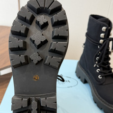 Prada普拉达 26ss 秋冬 复古帆布靴 时尚机车马丁靴,独到味道,人人都爱也轻松驾驭 每年都会爆.还有就是百搭经 Prada普拉达 26ss 秋冬 复古帆布靴 时尚机车马丁靴,独到味道,人人都爱也轻松驾驭 每年都会爆.还有就是百搭经