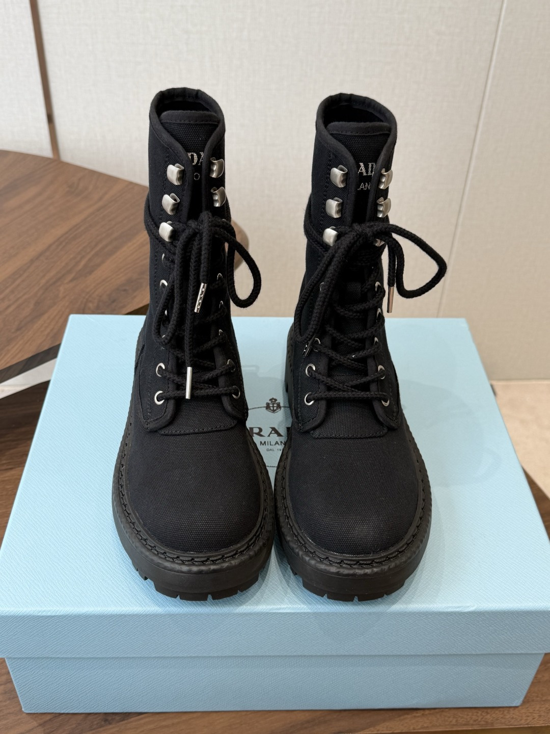 NO:923015,Prada 26ss autumn and winter retro canvas boots, fashionable motorcycle Martin boots, unique taste, everyone loves and easy to control, they are popular every year. There is also a versatile classic shoe last, which is enough to conquer you, wear it, increase your height and casual wear, simple and handsome on the feet, upper canvas Size#35-40 (40 customized, non-refundable), boots, prada, prada, boots19860909Prada普拉达 26ss 秋冬 复古帆布靴 时尚机车马丁靴,独到味道,人人都爱也轻松驾驭 每年都会爆.还有就是百搭经典的鞋楦,足以征服你,穿上它,增高休闲两不失误,上脚简单帅气 鞋面帆布 Size#35-40（40 订做不退换）,靴子,prada,prada,boots,Women's Shoes