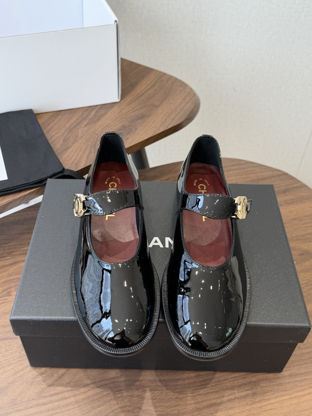 NO:922997,(Official website synchronization box packaging) Chanel 26ss Xiaoxiang new Mary Jane loafers are a must-have for spring and summer. The goddess series has the elegant and ladylike temperament of Chanel. It is super attractive, irresistible and heart-warming... Imported patent leather upper, original molded hardware logo, mixed sheepskin lining, Italian genuine leather outsole Size #35-41 (40 41  Customized (non-refundable), mary jane, chanel, chanel, loafers, mary jane, sheepskin, Leather soles19860909（官网同步盒包装） Chanel 26ss 小香 新款 玛丽珍 乐福鞋春夏香家必备爆款 女神系列,拥有香家特色优雅名媛气质,超级耐看,让人无法抗拒,心动ing…… 鞋面进口漆皮 ,原版开模五金logo 内里混种羊皮 大底意大利真皮大底 Size#35-41（40 41 定做不退换）,玛丽珍,chanel,chanel,loafers,mary jane,sheepskin,Leather soles,Women's Shoes