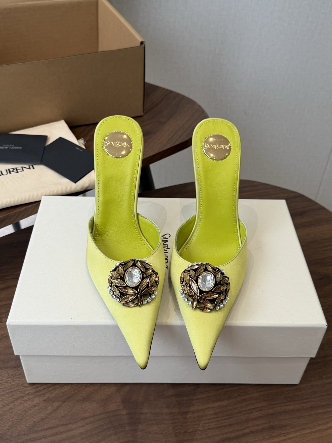 NO:922987,Saint LaurentYSL's new summer pointed toe rhinestone stiletto heel Mule slippers have a strong ladylike aura. The neat pointed toe elongates the foot shape. The toe is inlaid with three-dimensional gemstone flowers. The satin material is high-grade and the colors are bold and flamboyant. It can easily create an eye-catching look. Paired with a slim hip skirt or a slit fishtail skirt, it can show a mature and charming look. Paired with simple black suit pants, it can balance the sharp aura. It is very suitable for dinner gatherings, party appointments, and light luxury cocktail parties. Silk upper  Lambskin lining, Italian genuine leather outsole, size 35-41 (customized sizes 40 and 41 are non-refundable), heel height 10cm, half-drag high heels, saint laurent, saint laurent, high heels, skirts, business suit, sheepskin, real silk, Leather soles19860909Saint LaurentYSL夏季新款尖头水钻细跟穆勒拖 自带浓烈的御姐气场,利落尖头拉长脚型,鞋头镶嵌立体宝石花饰,缎面材质光泽高级,色彩大胆张扬,轻松打造吸睛造型. 搭配修身包臀裙、开叉鱼尾裙尽显成熟妩媚,搭配简约黑色西装裤,可平衡凌厉气场,晚宴聚会、派对赴约、轻奢酒会场景都十分适配. 鞋面真丝 内里小羊皮 大底意大利真皮大底 size35-41码（40、41码定制不退换） 跟高10cm,半拖高跟鞋,saint laurent,saint laurent,high heels,skirts,business suit,sheepskin,real silk,Leather soles,Women's Shoes