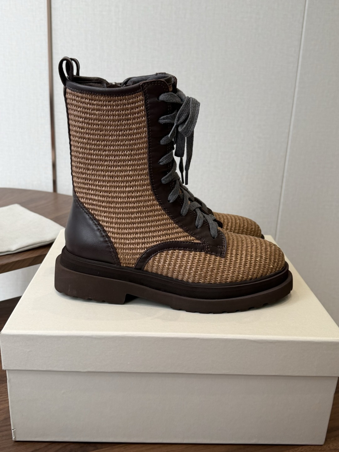 Brunello Cucineli ss26new arrival～ 编织拉菲草鞋面秋冬新款马丁靴 上脚帅气舒适 秋冬一