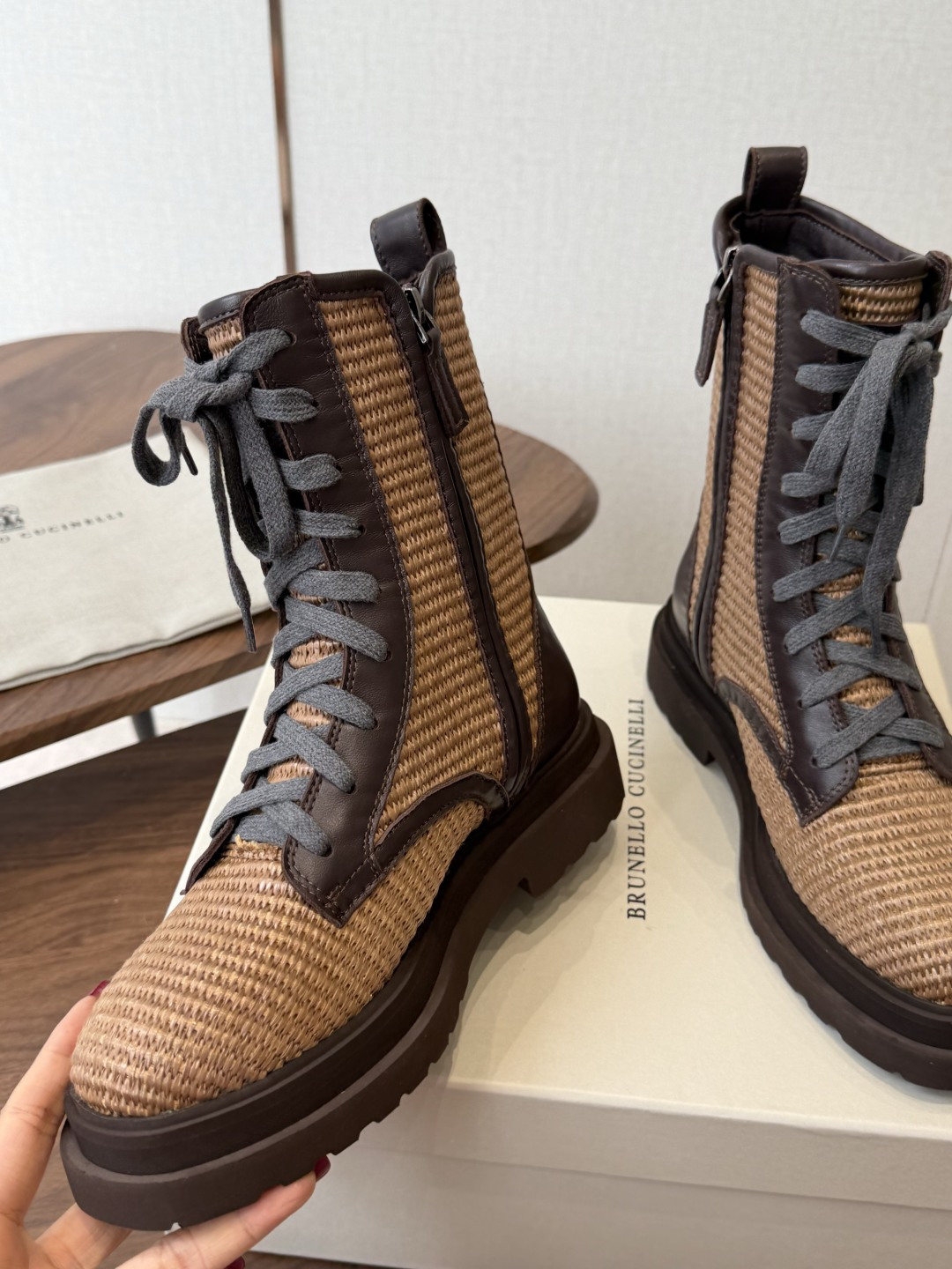 Brunello Cucineli ss26new arrival～ 编织拉菲草鞋面秋冬新款马丁靴 上脚帅气舒适 秋冬一