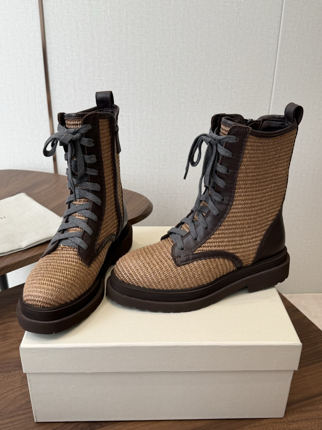 Brunello Cucineli ss26new arrival～ 编织拉菲草鞋面秋冬新款马丁靴 上脚帅气舒适 秋冬一