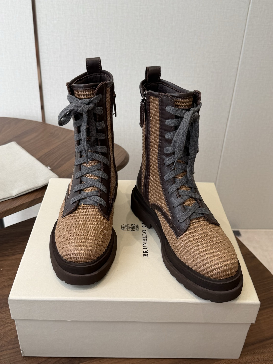 Brunello Cucineli ss26new arrival～ 编织拉菲草鞋面秋冬新款马丁靴 上脚帅气舒适 秋冬一