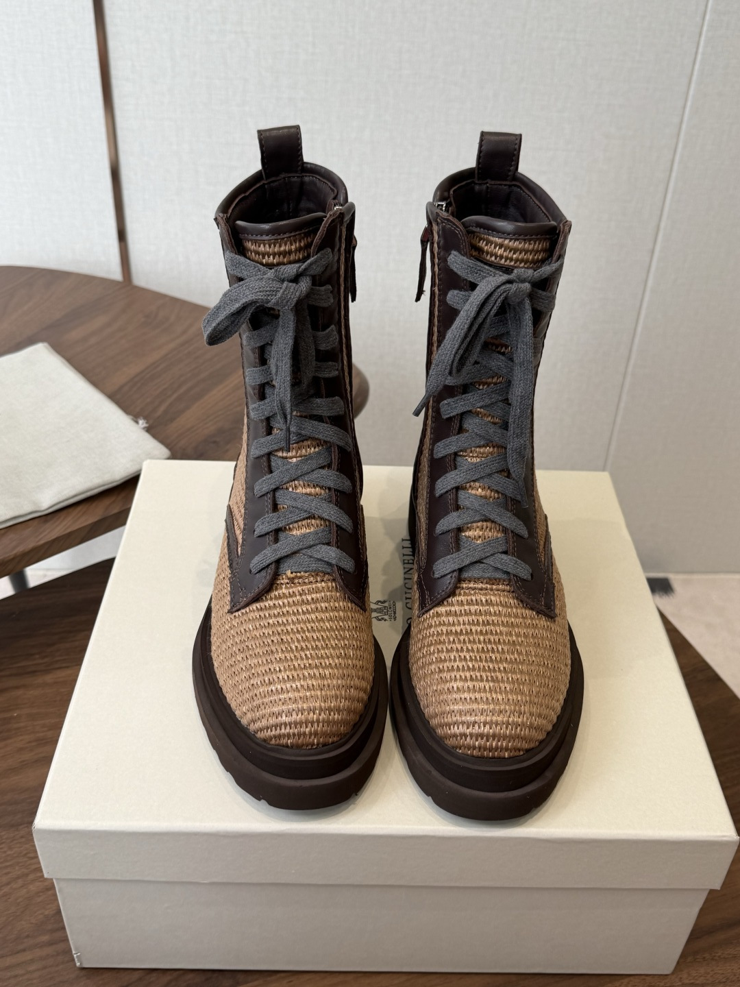 NO:922972,Brunello Cucineli ss26 new arrival~ New fall and winter Martin boots with woven raffia uppers. They are handsome and comfortable on the feet. You must have a pair of BC boots in autumn and winter. BC's brand shoe design basically does not have a 1og0 logo. The style is mainly beige and gray tones, very low-key and luxurious, full of high-end. The pronoun of niche and taste~ Although the shoes combine different materials and colors, there is no sense of violation, not exaggerated at all, but make people feel visually comfortable!  The bc family has the ability to combine different colors and materials without any obvious sense of season. It can satisfy you when you wear it at any time. Suze: #35-40 (4041 custom-made, non-refundable), boots, brunello cucinelli, chanel, boots19860909Brunello Cucineli ss26new arrival～ 编织拉菲草鞋面秋冬新款马丁靴 上脚帅气舒适 秋冬一定要有一双Bc的战靴 BC家的品牌鞋子设计基本没有啥1og0标识, 风格主要以米色 灰色 色调为主,非常低调奢华,高级感满满 小众有品位的代词～鞋子 虽然结合了不同材质不同颜色,但是没有任何违和感,一点也不夸张,反而让人在视觉上感觉舒适！ bc家就是有能力把不同的颜色和材质结合,但又不会有明显的季节感,在任何时候拿出来穿都能让你满意 Suze: #35-40 (4041定做不退换）,靴子,brunello cucinelli,chanel,boots,Women's Shoes
