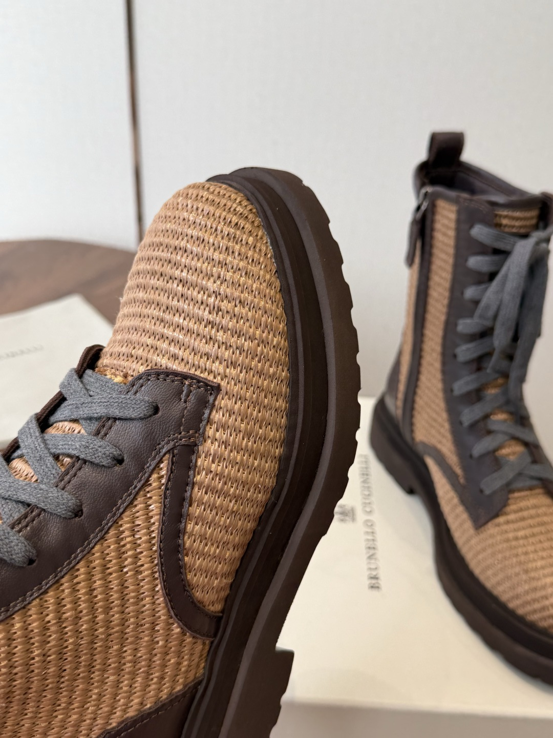 Brunello Cucineli ss26new arrival～ 编织拉菲草鞋面秋冬新款马丁靴 上脚帅气舒适 秋冬一