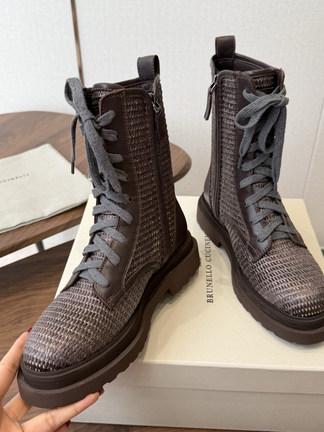 Brunello Cucineli ss26new arrival~ 编织拉菲草鞋面秋冬新款马丁靴 上脚帅气舒适 秋冬一 Brunello Cucineli ss26new arrival~ 编织拉菲草鞋面秋冬新款马丁靴 上脚帅气舒适 秋冬一