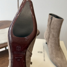 Brunello CucinelliBC26ss夏季新款尖头细跟气质高跟中筒靴 自带高冷疏离的清冷极简格调,利落尖头拉长 Brunello CucinelliBC26ss夏季新款尖头细跟气质高跟中筒靴 自带高冷疏离的清冷极简格调,利落尖头拉长