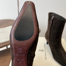 Brunello CucinelliBC26ss夏季新款尖头细跟气质高跟中筒靴 自带高冷疏离的清冷极简格调,利落尖头拉长 Brunello CucinelliBC26ss夏季新款尖头细跟气质高跟中筒靴 自带高冷疏离的清冷极简格调,利落尖头拉长