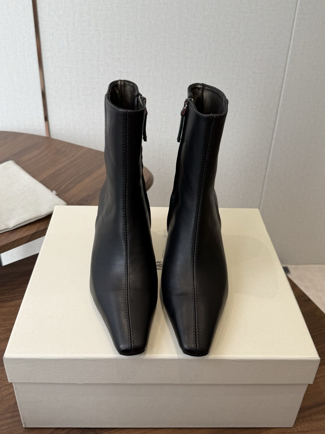 NO:922946,Brunello CucinelliBC26ss summer new style high-heeled mid-calf boots with pointed toe and stiletto heel have a cool and minimalist style that is cold and alienating. The neat pointed toe elongates the line of the foot. The stiletto heel is inlaid with sparkling diamonds and is exquisite and dazzling. The low-saturated earth tones are low-key and full of high-end texture.  The adaptability range is very wide. Pair it with high-waisted suit pants to create a smart workplace style, suitable for daily commuting and business meetings. Pair it with velvet skirts and satin long skirts to outline an elegant ladylike temperament. It can be perfectly suitable for dates, dinners, and high-end parties. The upper is imported cowhide/cow suede, and the lining is imported sheepskin. The outsole is Italian genuine leather, size 35-41 (customized sizes 40 and 41 are not returnable), boots, brunello  cucinelli,boots,skirts,business suit,cowhide,sheepskin,Leather soles19860909Brunello CucinelliBC26ss夏季新款尖头细跟气质高跟中筒靴 自带高冷疏离的清冷极简格调,利落尖头拉长脚部线条,镶嵌闪钻细跟精致耀眼,低饱和大地色系,低调又充满高级质感. 穿搭场景适配范围很广,搭配高腰西装裤打造干练职场风格,适合日常通勤、商务会面；搭配丝绒半身裙、缎面长裙,勾勒优雅名媛气质,约会、晚宴、高端聚会都能完美适配. 鞋面进口牛皮/牛反绒 内里进口羊皮 大底意大利真皮大底 size35-41码（40、41码定制不退换）,靴子,brunello cucinelli,boots,skirts,business suit,cowhide,sheepskin,Leather soles,Women's Shoes
