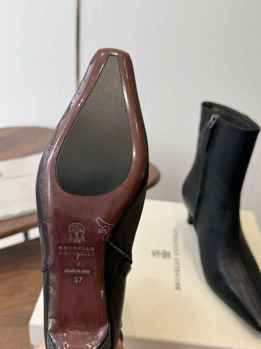Brunello CucinelliBC26ss夏季新款尖头细跟气质高跟中筒靴 自带高冷疏离的清冷极简格调,利落尖头拉长 Brunello CucinelliBC26ss夏季新款尖头细跟气质高跟中筒靴 自带高冷疏离的清冷极简格调,利落尖头拉长