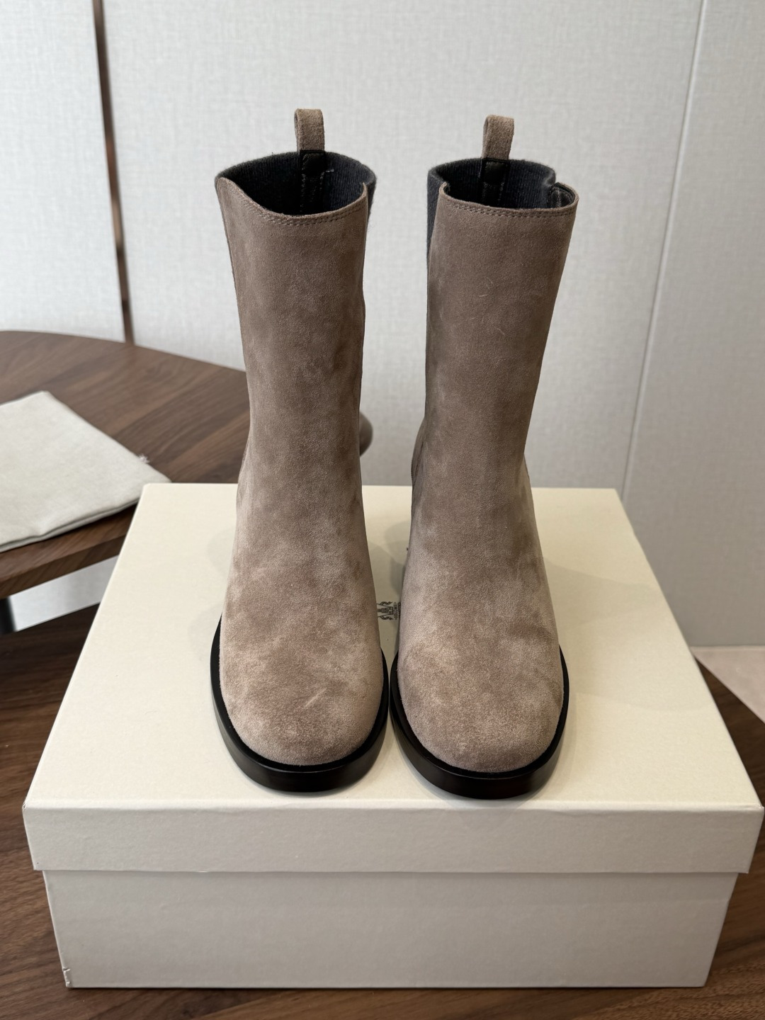NO:922955,Brunello CucinelliBC26ss new summer style high-heeled mid-calf boots with thick heel and aloofness have a cool and minimalist style. The sharp pointed toe elongates the line of the foot. The stiletto heel is inlaid with sparkling diamonds and is exquisite and dazzling. The low-saturated earth color is low-key and full of high-end texture.  The adaptability range is very wide. Pair it with high-waisted suit pants to create a smart workplace style, suitable for daily commuting and business meetings. Pair it with velvet skirts and satin long skirts to outline an elegant ladylike temperament. It can be perfectly suitable for dates, dinners, and high-end parties. The upper is imported cowhide/cow suede, and the lining is imported sheepskin. The outsole is Italian genuine leather, size 35-41 (customized sizes 40 and 41 are not returnable), boots, brunello  cucinelli,boots,skirts,business suit,cowhide,sheepskin,Leather soles19860909Brunello CucinelliBC26ss夏季新款粗跟气质高跟中筒靴 自带高冷疏离的清冷极简格调,利落尖头拉长脚部线条,镶嵌闪钻细跟精致耀眼,低饱和大地色系,低调又充满高级质感. 穿搭场景适配范围很广,搭配高腰西装裤打造干练职场风格,适合日常通勤、商务会面；搭配丝绒半身裙、缎面长裙,勾勒优雅名媛气质,约会、晚宴、高端聚会都能完美适配. 鞋面进口牛皮/牛反绒 内里进口羊皮 大底意大利真皮大底 size35-41码（40、41码定制不退换）,靴子,brunello cucinelli,boots,skirts,business suit,cowhide,sheepskin,Leather soles,Women's Shoes