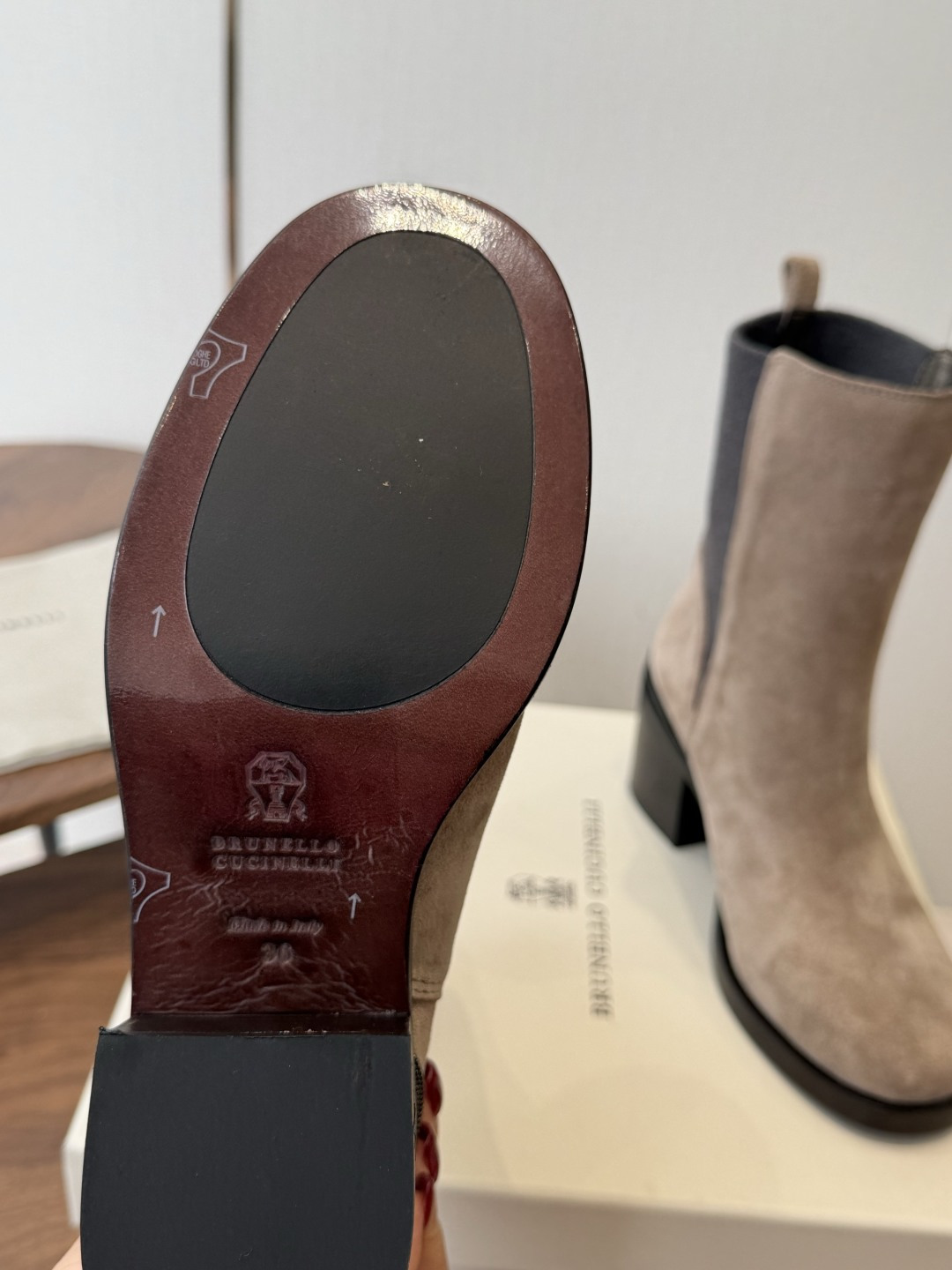 Brunello CucinelliBC26ss夏季新款粗跟气质高跟中筒靴 自带高冷疏离的清冷极简格调，利落尖头拉长脚部