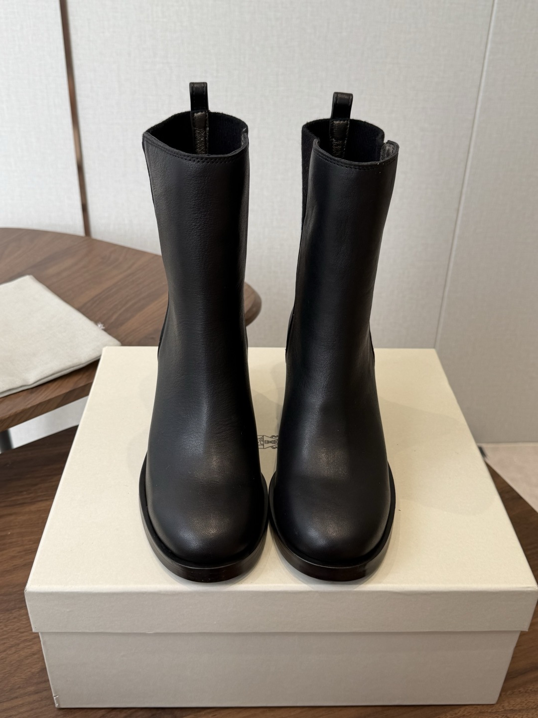 NO:922964,Brunello CucinelliBC26ss summer new style high-heeled mid-calf boots with pointed toe and stiletto heel have a cool and minimalist style that is cold and alienating. The neat pointed toe elongates the line of the foot. The stiletto heel is inlaid with sparkling diamonds and is exquisite and dazzling. The low-saturated earth tones are low-key and full of high-end texture.  The adaptability range is very wide. Pair it with high-waisted suit pants to create a smart workplace style, suitable for daily commuting and business meetings. Pair it with velvet skirts and satin long skirts to outline an elegant ladylike temperament. It can be perfectly suitable for dates, dinners, and high-end parties. The upper is imported cowhide/cow suede, and the lining is imported sheepskin. The outsole is Italian genuine leather, size 35-41 (customized sizes 40 and 41 are not returnable), boots, brunello  cucinelli,boots,skirts,business suit,cowhide,sheepskin,Leather soles19860909Brunello CucinelliBC26ss夏季新款尖头细跟气质高跟中筒靴 自带高冷疏离的清冷极简格调,利落尖头拉长脚部线条,镶嵌闪钻细跟精致耀眼,低饱和大地色系,低调又充满高级质感. 穿搭场景适配范围很广,搭配高腰西装裤打造干练职场风格,适合日常通勤、商务会面；搭配丝绒半身裙、缎面长裙,勾勒优雅名媛气质,约会、晚宴、高端聚会都能完美适配. 鞋面进口牛皮/牛反绒 内里进口羊皮 大底意大利真皮大底 size35-41码（40、41码定制不退换）,靴子,brunello cucinelli,boots,skirts,business suit,cowhide,sheepskin,Leather soles,Women's Shoes
