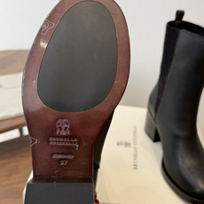 Brunello CucinelliBC26ss夏季新款尖头细跟气质高跟中筒靴 自带高冷疏离的清冷极简格调,利落尖头拉长 Brunello CucinelliBC26ss夏季新款尖头细跟气质高跟中筒靴 自带高冷疏离的清冷极简格调,利落尖头拉长