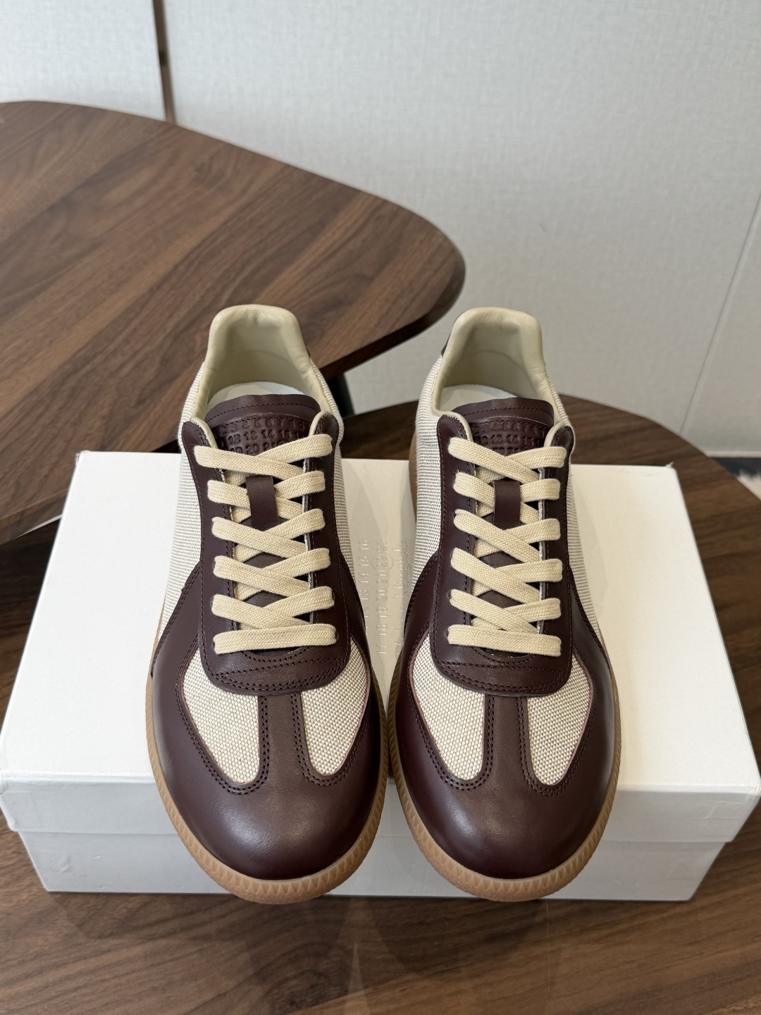 NO:924315,Top version MaisonMargiela MM6 Margiela 26 new colors Couple model Moral training shoes Casual sports shoes Original purchase and development Production Ghost designer brand, a light luxury brand This German training shoe continues the classic T-shaped leather splicing design. It has been carefully improved many times by the design team, just to allow you to experience the most original military taste. Original fabric, custom-made imported cowhide/special material, Maneri imported soft sheepskin lining, outsole original molded rubber material  Bottom thickness 2.5CM Size women's 35-40 / men's 39-47 (women's 40, men's 45, 46, 47, non-refundable), casual shoes/sports shoes, masion margiela, masion margiela, sneakers, cowhide, sheepskin19860909顶级版本 MaisonMargiela MM6 马吉拉 26新色 情侣款 德训鞋 休闲 运动鞋 原版购入开发 做货 鬼才设计师品牌,一个轻奢品牌 这一款德国训练鞋延续了经典的T形真皮拼接设计,经过设计团队多次的精心改良,只为让您体验最原始的军旅味道 面料原版定制进口牛皮/特殊材料 马内里进口柔软羊皮里 大底原版开模橡胶材质 底厚2.5CM Size女款35-40 / 男款39-47（女40 男45、46、47订做不退换）,休闲鞋/运动鞋,masion margiela,masion margiela,sneakers,cowhide,sheepskin,Women's Shoes