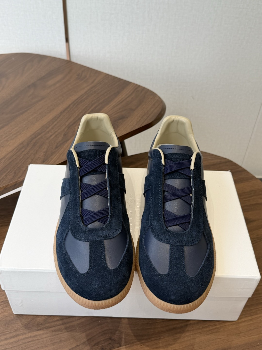 NO:924263,Top version MaisonMargiela MM6 Margiela Couple model Moral training shoes Casual sports shoes Original purchase, development, production Ghost designer brand, an affordable luxury brand This German training shoe continues the classic T-shaped leather splicing design. It has been carefully improved many times by the design team, just to allow you to experience the most original military taste. The fabric is original custom-made imported cowhide/special material. Manelli imported soft sheepskin lining. Outsole is made of original open-molded rubber. The sole thickness is 2.5CM.  Size women's 35-40 / men's 39-47 (women's 40, men's 45, 46, 47, non-refundable), casual shoes/sports shoes, masion margiela, masion margiela, sneakers, cowhide, sheepskin19860909顶级版本 MaisonMargiela MM6 马吉拉 情侣款 德训鞋 休闲 运动鞋 原版购入开发 做货 鬼才设计师品牌,一个轻奢品牌 这一款德国训练鞋延续了经典的T形真皮拼接设计,经过设计团队多次的精心改良,只为让您体验最原始的军旅味道 面料原版定制进口牛皮/特殊材料 马内里进口柔软羊皮里 大底原版开模橡胶材质 底厚2.5CM Size女款35-40 / 男款39-47（女40 男45、46、47订做不退换）,休闲鞋/运动鞋,masion margiela,masion margiela,sneakers,cowhide,sheepskin,Women's Shoes
