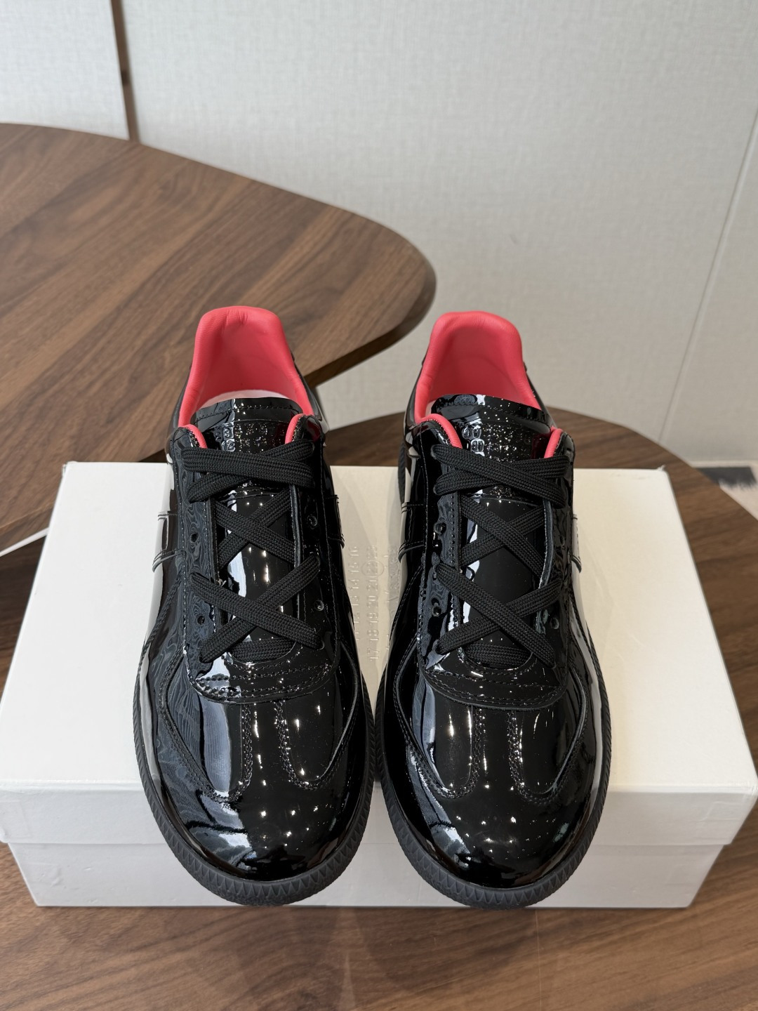 NO:923023,MaisonMargiela MM6 Margiela 26 new colors Couple model Moral training shoes Casual sports shoes Original purchase and development Production Ghost designer brand, an affordable luxury brand This German training shoe continues the classic T-shaped leather splicing design. It has been carefully improved many times by the design team, just to let you experience the most original military taste. Original fabric, custom-made imported cowhide/special material, Maneri imported soft sheepskin lining, outsole, original molded rubber material, sole thickness 2.5CM  Size women's 35-40 / men's 39-47 (women's 40, men's 45, 46, 47, non-refundable), casual shoes/sports shoes, masion margiela, masion margiela, sneakers, cowhide, sheepskin19860909MaisonMargiela MM6 马吉拉 26新色 情侣款 德训鞋 休闲 运动鞋 原版购入开发 做货 鬼才设计师品牌,一个轻奢品牌 这一款德国训练鞋延续了经典的T形真皮拼接设计,经过设计团队多次的精心改良,只为让您体验最原始的军旅味道 面料原版定制进口牛皮/特殊材料 马内里进口柔软羊皮里 大底原版开模橡胶材质 底厚2.5CM Size女款35-40 / 男款39-47（女40 男45、46、47订做不退换）,休闲鞋/运动鞋,masion margiela,masion margiela,sneakers,cowhide,sheepskin,Women's Shoes