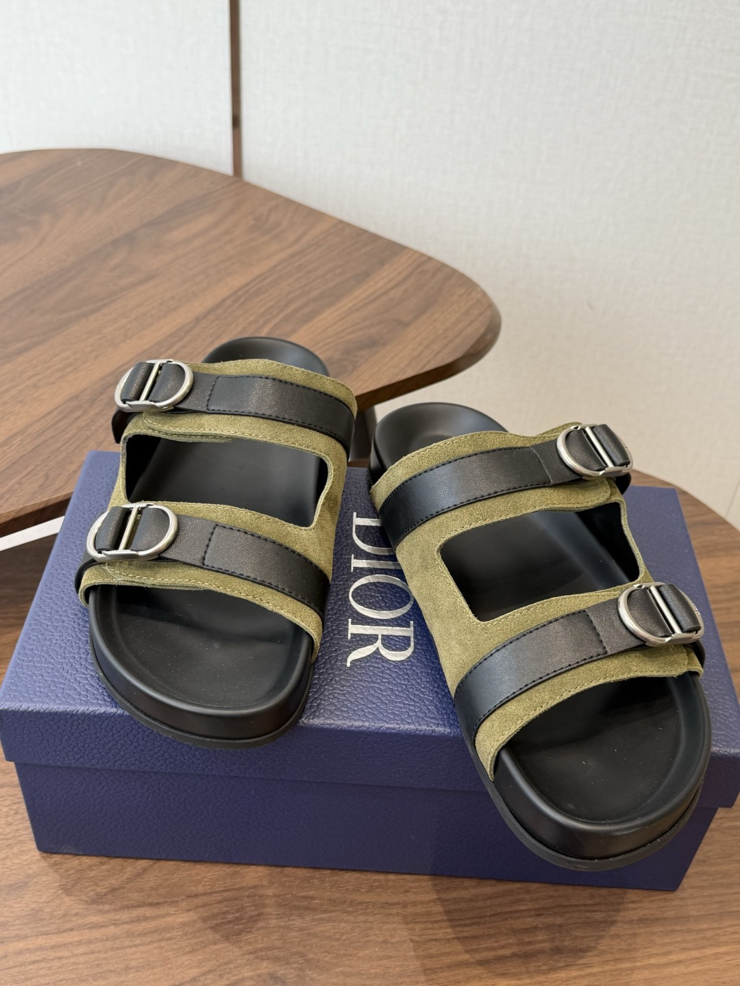 Dior 26ss 春夏最新款 男士超轻发泡大底 凉拖 夏威夷沙滩运动拖鞋 Angelababy入主迪·奥春夏力推系 Dior 26ss 春夏最新款 男士超轻发泡大底 凉拖 夏威夷沙滩运动拖鞋 Angelababy入主迪·奥春夏力推系