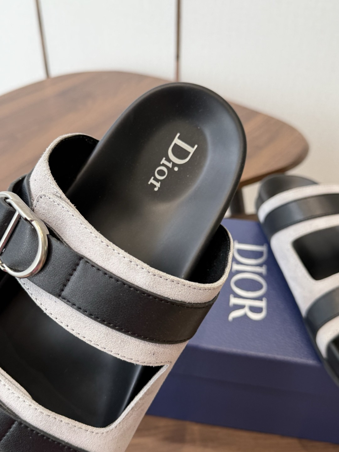 Dior 26ss 春夏最新款 男士超轻发泡大底 凉拖 夏威夷沙滩运动拖鞋 Angelababy入主迪·奥春夏力推系 Dior 26ss 春夏最新款 男士超轻发泡大底 凉拖 夏威夷沙滩运动拖鞋 Angelababy入主迪·奥春夏力推系
