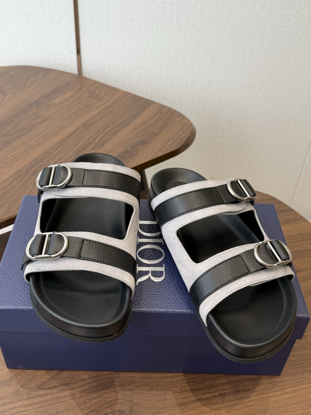 Dior 26ss 春夏最新款 男士超轻发泡大底 凉拖 夏威夷沙滩运动拖鞋 Angelababy入主迪·奥春夏力推系 Dior 26ss 春夏最新款 男士超轻发泡大底 凉拖 夏威夷沙滩运动拖鞋 Angelababy入主迪·奥春夏力推系