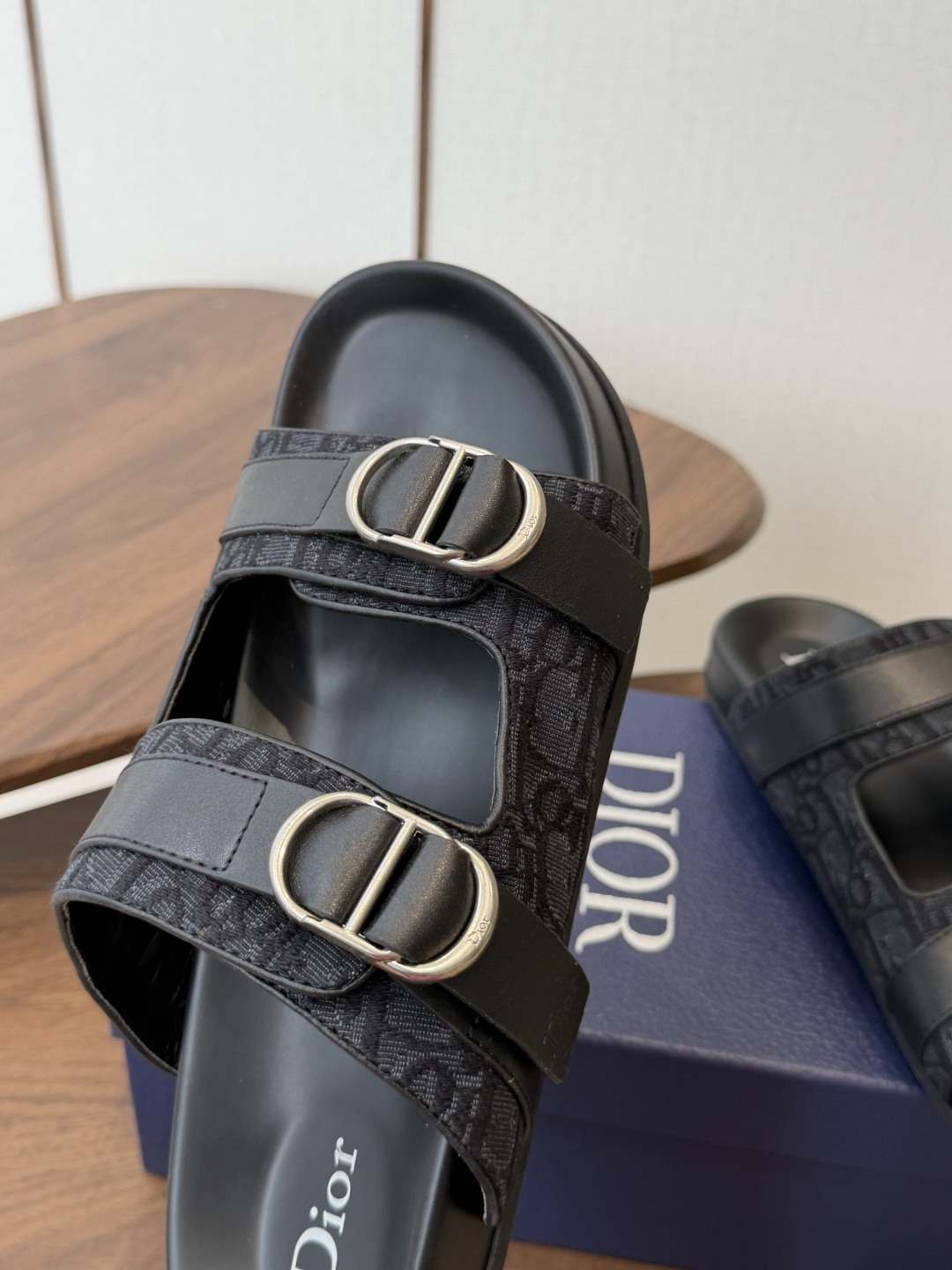 Dior 26ss 春夏最新款 男士超轻发泡大底 凉拖 夏威夷沙滩运动拖鞋 Angelababy入主迪·奥春夏力推系 Dior 26ss 春夏最新款 男士超轻发泡大底 凉拖 夏威夷沙滩运动拖鞋 Angelababy入主迪·奥春夏力推系