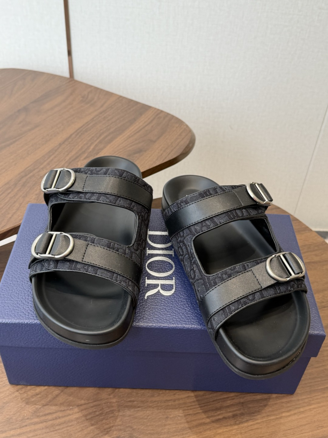 Dior 26ss 春夏最新款 男士超轻发泡大底 凉拖 夏威夷沙滩运动拖鞋 Angelababy入主迪·奥春夏力推系 Dior 26ss 春夏最新款 男士超轻发泡大底 凉拖 夏威夷沙滩运动拖鞋 Angelababy入主迪·奥春夏力推系