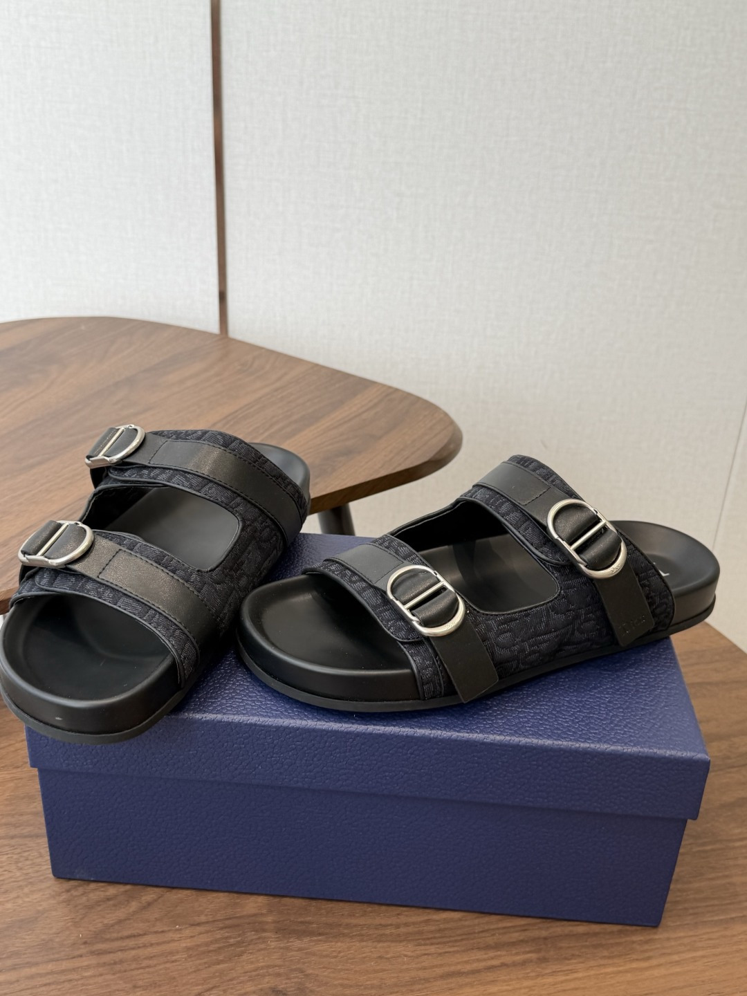 Dior 26ss 春夏最新款 男士超轻发泡大底 凉拖 夏威夷沙滩运动拖鞋 Angelababy入主迪·奥春夏力推系 Dior 26ss 春夏最新款 男士超轻发泡大底 凉拖 夏威夷沙滩运动拖鞋 Angelababy入主迪·奥春夏力推系