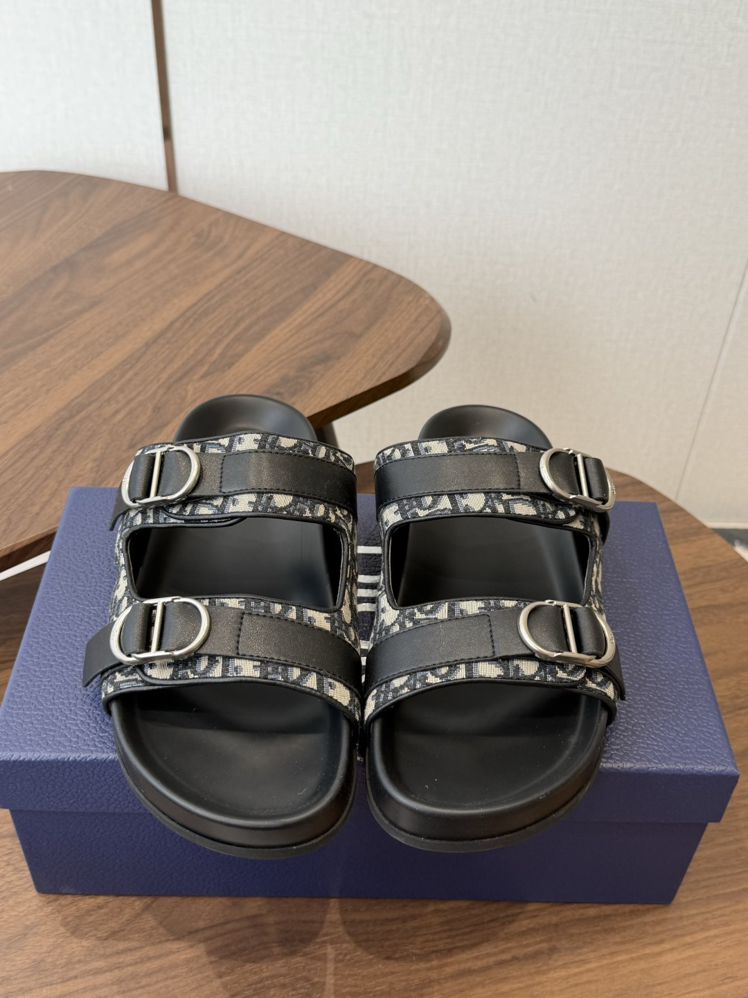 NO:923013,Dior 26ss, the latest model for spring and summer, men's ultra-light foam outsole, sandals, Hawaiian beach sports slippers, Angelababy is in Dior's spring and summer series. The official website does not accept reservations for the time being. Available at some counters. Top quality. Be the first to log in. Available in multiple colors with matching sizes. Comes with gift box packaging. New in stock. Letter embroidery. Animal pattern printed thick-soled slippers. Super light on the feet. Versatile, fashionable and photogenic!  It is a must-have for daily travel and home. You can wear it however you like regardless of the occasion. The color is super nice!  Don’t be afraid of any dress code. Size39-46 (45-46 made to order, non-refundable), slippers, dior, slippers19860909Dior 26ss 春夏最新款 男士超轻发泡大底 凉拖 夏威夷沙滩运动拖鞋 Angelababy入主迪·奥春夏力推系列 官网暂不接受预订部分专柜有售 顶级品质 抢先登陆 多色开售 码数吻合 配礼盒包装 现货上新 字母刺绣 动物图案印花厚底拖鞋、超轻上脚、 百搭款时尚上镜！ 日常出行、居家必备拖也可、不挑场合喜欢怎么穿就怎么穿、 颜色超好看！无惧任何着装要求 Size39-46（45 46订做不退换）,拖鞋,dior,slippers,Women's Shoes