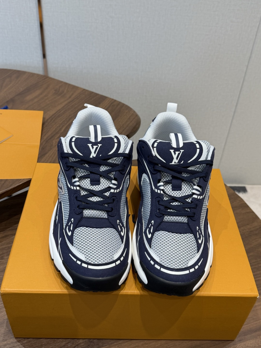 NO:923003,Louis Vuitton Louis Vuitton LV Tatic Runner sneakers made in Guangdong. This shoe is one of LV's popular 'dad shoe' series in recent years. It is also a new model launched during the period of Pharrell Williams. Compared with the traditional LV Trainer sneakers, its style is more outdoor and retro sports, and is more suitable for casual and street style wear. The upper is made of mesh cloth and technical fabrics, taking into account breathability and retro texture.  The side of the shoe is decorated with the eye-catching LV letter logo, and the word 'VUITTON' is printed on the heel. The sole is also embellished with Monogram floral elements for full recognition. The thick-soled rubber outsole provides good cushioning effect and has a built-in anti-aging effect; the shoe body lines are decorated with sports graffiti-style lines, with dark blue + gray + white color matching, versatile and textured. Sizes 39-45 (customized for 45), casual shoes/sports shoes, louis  vuitton,louis vuitton,louis vuitton,sneakers19860909莞产Louis Vuitton路易威登 LV Tatic Runner 运动鞋 这款鞋是LV近年热门的“老爹鞋”系列之一,也是Pharrell Williams主理时期推出的新款,相比传统的LV Trainer板鞋,它的风格更偏向户外、复古运动,更适合搭配休闲、街头风穿搭. 采用网眼布与科技面料拼接打造鞋面,兼顾透气性与复古质感. 鞋身侧面饰有醒目的LV字母标识,后跟印有“VUITTON”字样,鞋底还点缀了Monogram花卉元素,辨识度拉满. 厚底橡胶外底提供了良好的缓震效果,同时自带**效果；鞋身线条带有运动涂鸦风格的线条装饰,搭配深蓝+灰+白的配色,百搭又显质感. 尺码39-45（45定做）,休闲鞋/运动鞋,louis vuitton,louis vuitton,louis vuitton,sneakers,Women's Shoes