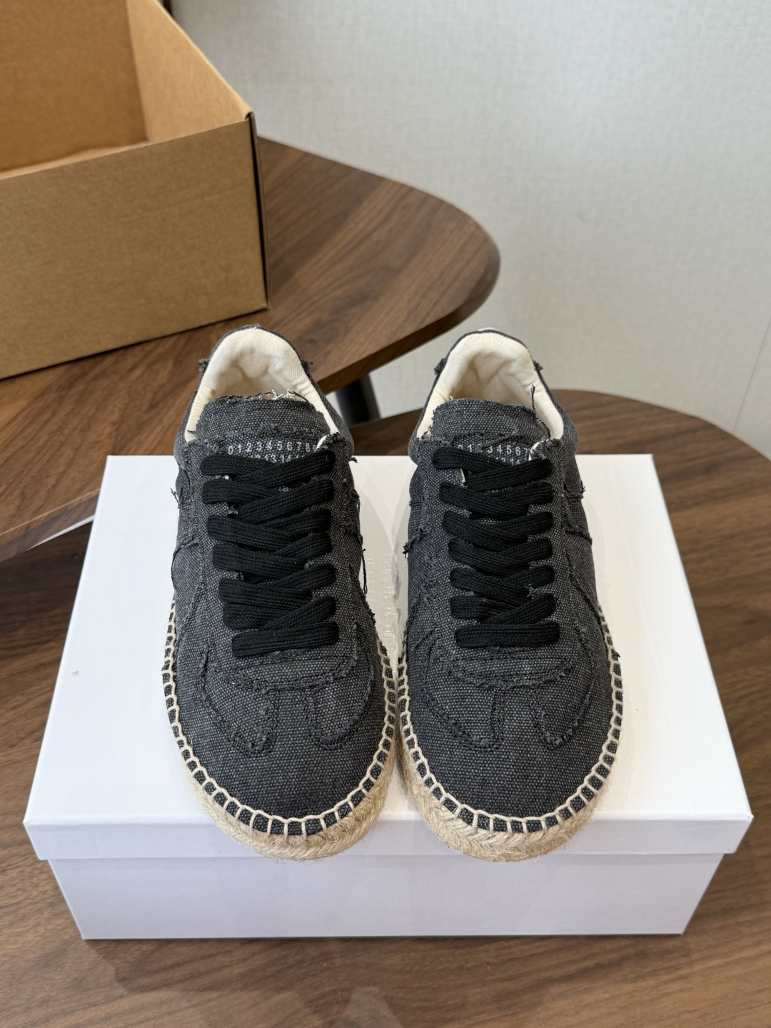 NO:922992,MaisonMargiela MM6 26ss casual fisherman shoes, classic and timeless shoe shape, simple design, highly recognizable brand tone, imported breathable fabric, slip-on slip-on shoes, lace-up single shoe with rope braided hemp sole, with rubber sole, one-slip opening and closing, very comfortable for the upper foot, washed fabric surface, twill cloth lining, outsole rubber combined hemp rope  Size 35-40 (40 women’s customization), casual shoes/sports shoes, masion margiela, masion margiela, sneakers, espadrilles19860909MaisonMargiela MM6 马吉拉 26ss休闲 渔夫鞋 经典永不过时的鞋型 简约的设计 极具辨识度的品牌调性 进口透气布,一脚蹬懒人鞋,系带单鞋款绳编麻绳底 搭配橡胶鞋底一脚蹬开合 上脚非常舒适 面料洗水布面 内里斜纹布 大底橡胶组合麻绳 码数35-40（40女定制）,休闲鞋/运动鞋,masion margiela,masion margiela,sneakers,espadrilles,Women's Shoes