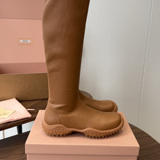 miu miu 运动休闲靴子弹力靴 26ss 秋冬新款 弹力Pu 触感舒适柔软,仿佛第二层肌肤般贴合脚部,柔韧性特别好, miu miu 运动休闲靴子弹力靴 26ss 秋冬新款 弹力Pu 触感舒适柔软,仿佛第二层肌肤般贴合脚部,柔韧性特别好,