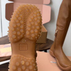 miu miu 运动休闲靴子弹力靴 26ss 秋冬新款 弹力Pu 触感舒适柔软,仿佛第二层肌肤般贴合脚部,柔韧性特别好, miu miu 运动休闲靴子弹力靴 26ss 秋冬新款 弹力Pu 触感舒适柔软,仿佛第二层肌肤般贴合脚部,柔韧性特别好,
