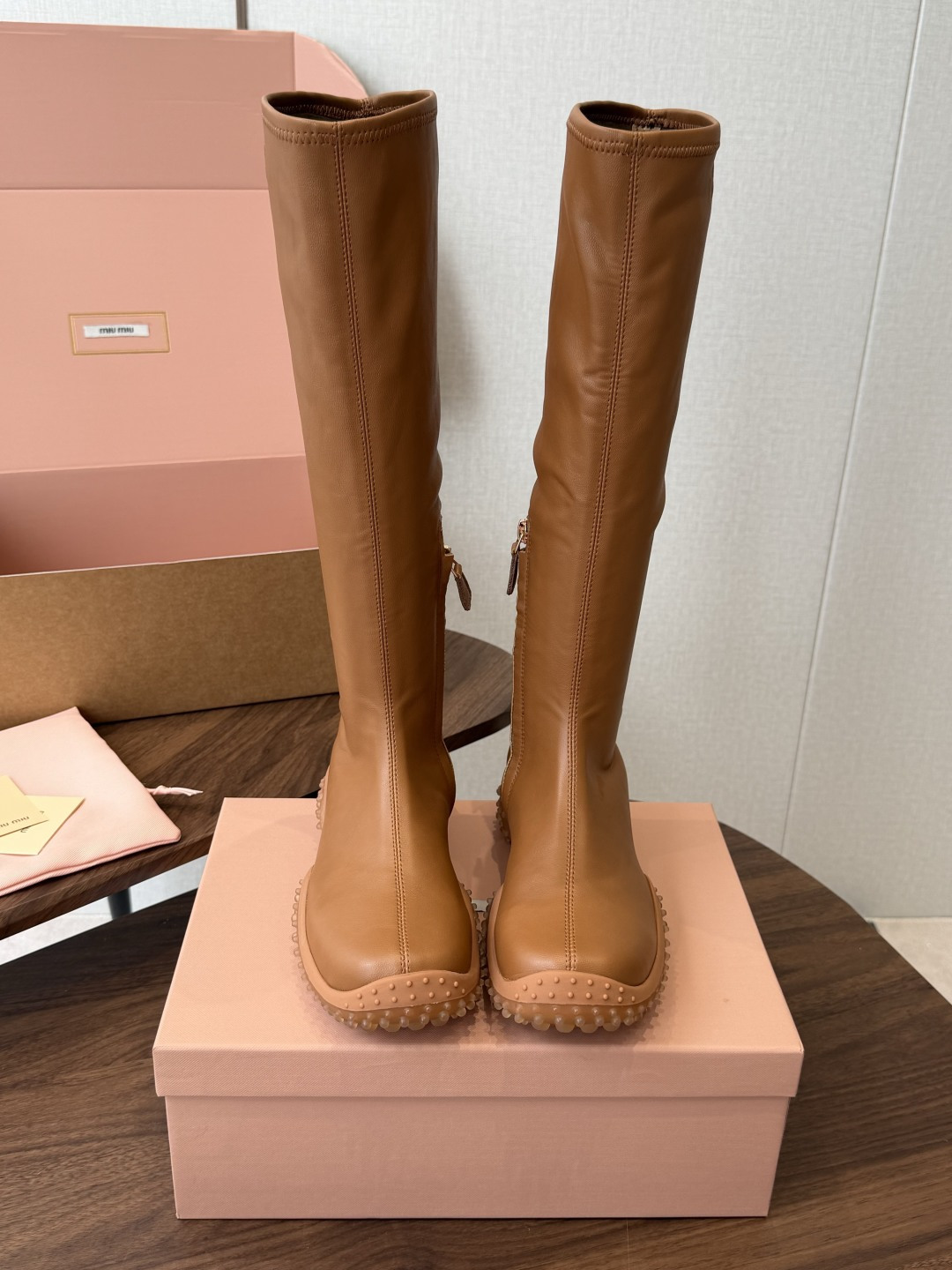 miu miu 运动休闲靴子弹力靴 26ss 秋冬新款 弹力Pu 触感舒适柔软,仿佛第二层肌肤般贴合脚部,柔韧性特别好, miu miu 运动休闲靴子弹力靴 26ss 秋冬新款 弹力Pu 触感舒适柔软,仿佛第二层肌肤般贴合脚部,柔韧性特别好,